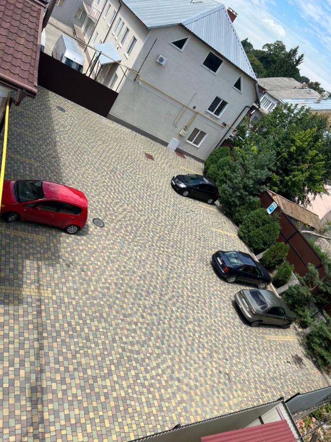 Готель Баронський Двір Chernivtsi Exterior foto