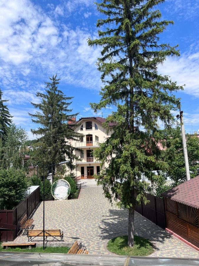 Готель Баронський Двір Chernivtsi Exterior foto