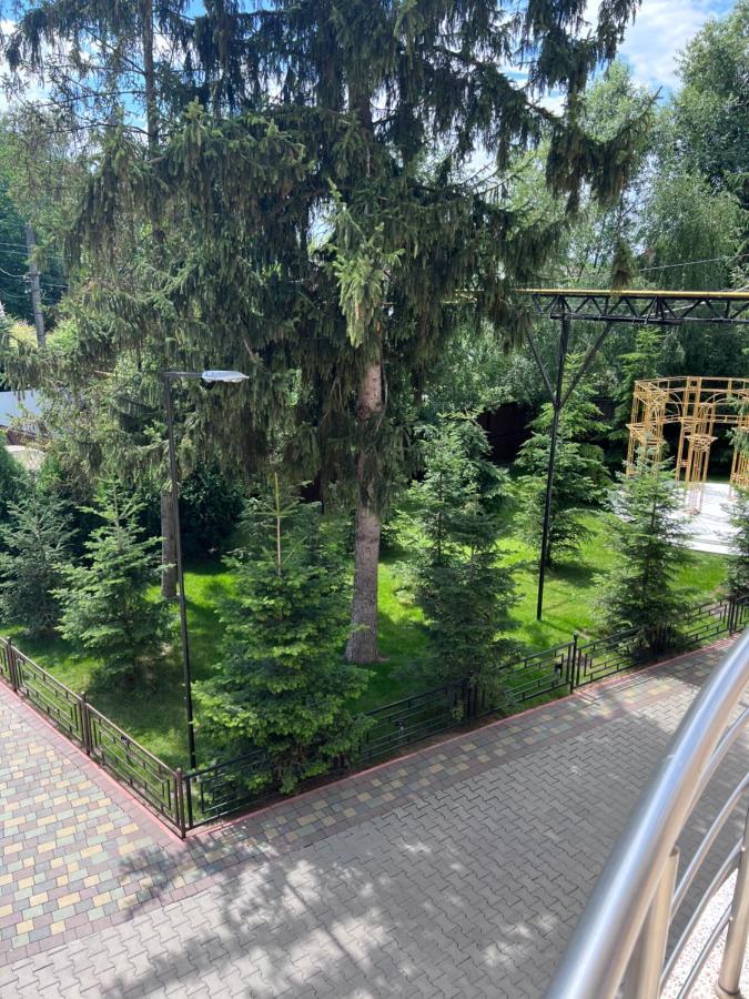 Готель Баронський Двір Chernivtsi Exterior foto